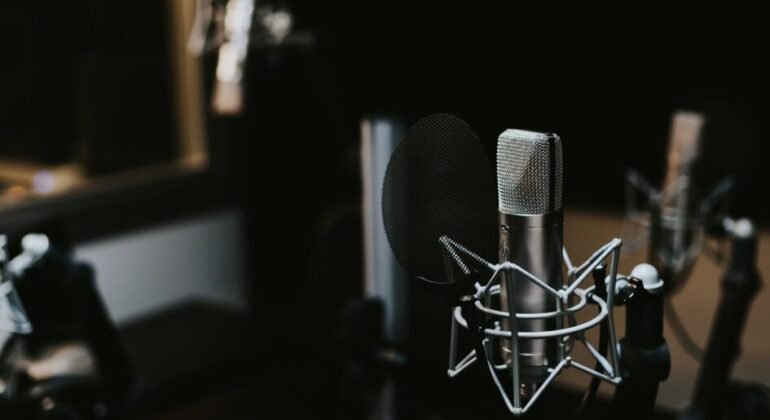 13 Best Motivational Podcasts On Spotify You Need to Listen in 2022